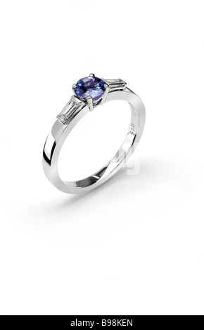 Bague de fiançailles Tanzanite en or blanc avec des pierres serties d'épaules en diamant Banque D'Images