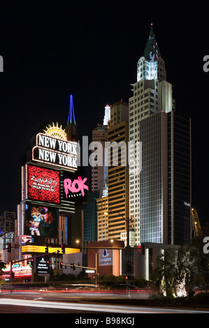 Lumières du soir près de NewYork NewYork, Las Vegas Boulevard (le Strip), Las Vegas, Nevada, USA Banque D'Images