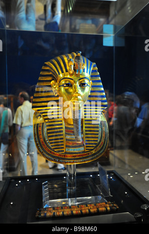 Egypte Le Caire Le Musée égyptien des antiquités du musée de l'intérieur et de la culture antique de masque de momie de Toutankhamon s Banque D'Images