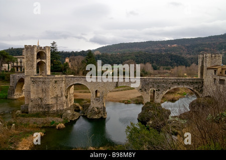 Pont Vell de Besalú, 11ème siècle pont sur la rivière Fluvià. Besalú, Gérone, Catalogne, Espagne. Banque D'Images