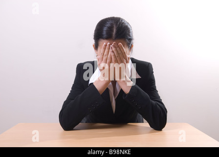 Business Woman crying head in hands Banque D'Images