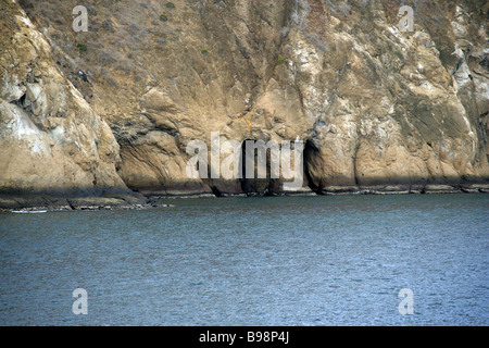 Grottes de la falaise, l'île de San Cristobal, îles Galapagos, Equateur, Amérique du Sud Banque D'Images