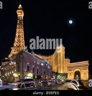 Paris Las Vegas Hotel and Casino de nuit avec la pleine lune, Las Vegas Boulevard (le Strip), Las Vegas, Nevada, USA Banque D'Images