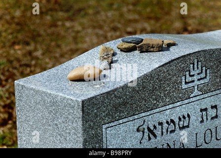 Pierres de visite sur tombe juive, Vue Ouest Cimetière, Pittsburgh, Pennsylvanie. Banque D'Images