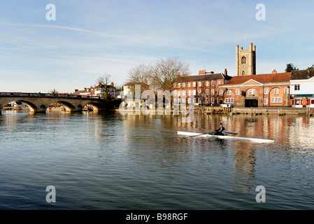 Henley on Thames Bridge avec man rowing down river Banque D'Images