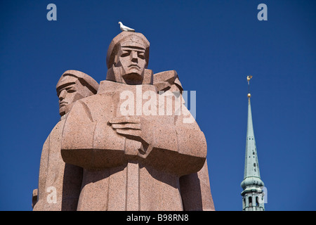 Tirailleurs lettons avec statue de Saint Peters Church spire en arrière-plan Banque D'Images