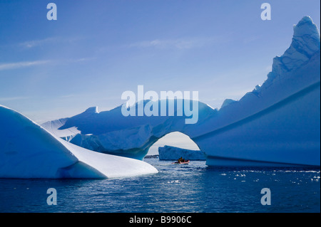 Bateau de tourisme avec iceberg formé naturellement arch-américain de la station Palmer Antarctique Banque D'Images