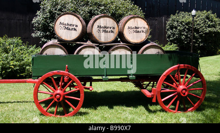 Barriques sur chariot distillerie Maker's Mark Loretto Kentucky USA Banque D'Images