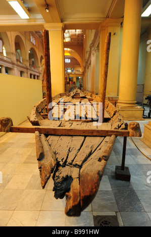 Egypte Le Caire Le Musée égyptien des antiquités du musée de l'intérieur et de la culture antique vue sur un bateau en bois Banque D'Images