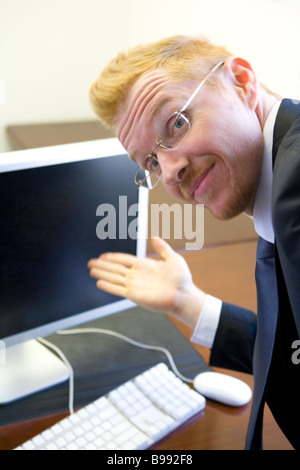 Businessman showing off ordinateur Banque D'Images