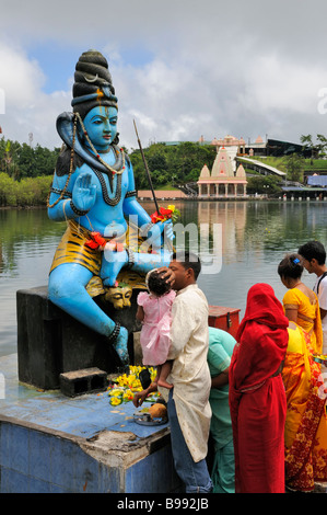 'Grand Bassin' 'Mauritius island' temple hindou et mauriciens faire une offrande au dieu Shiva Banque D'Images