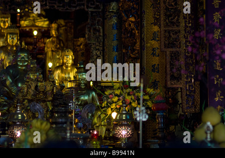 L'intérieur sombre de la Pagode Tran Quoc à Hanoi Vietnam Banque D'Images