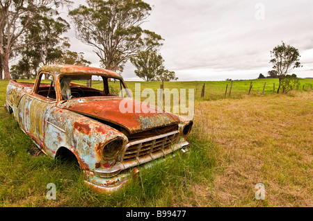 Une Holden Bringelly Bush Fire Brigade rouilles moteur dans un pâturage forelorn près de Liverpool à Sydney Australie Banque D'Images