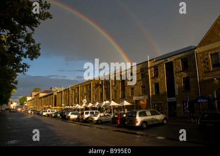 Double arc-en-ciel sur les entrepôts historiques en grès en Salamanca Place à Hobart Tasmanie Australie Banque D'Images