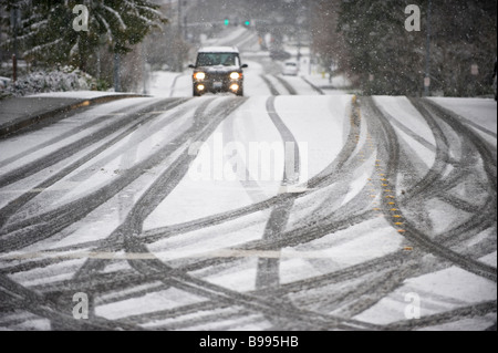 Voiture sur route au cours de tempête de neige à Seattle Washington USA Banque D'Images