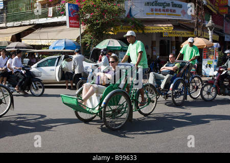 Les touristes sur les pousse-pousse Phnom Penh Cambodge Banque D'Images