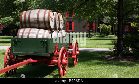 Barriques sur chariot distillerie Maker's Mark Loretto Kentucky USA Banque D'Images