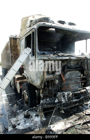 Camion Poids Lourds en feu sur l'autoroute la bande d'arrêt d'urgence Banque D'Images
