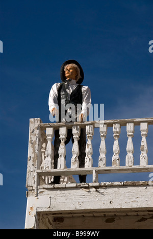 Pioneer Living History Museum de Phoenix Arizona avec gunfighter sur le balcon de l'ancien opéra. Banque D'Images