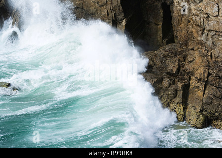 Vagues se briser contre la falaise, close-up Banque D'Images