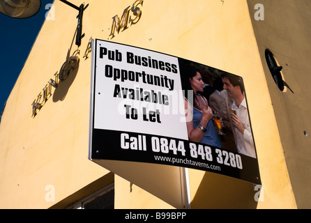 Pubs ayant un moment difficile pendant la récession de 2009. Enseigne à l'ancienne auberge historique à Calne Wiltshire England UK Banque D'Images