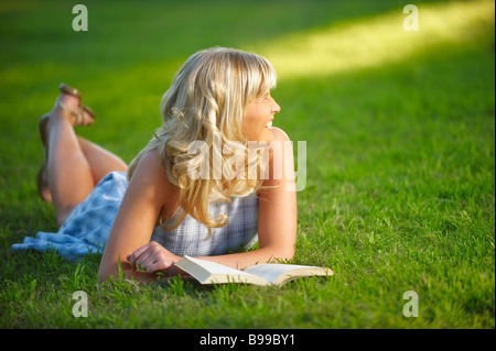 Girl lying in park Banque D'Images