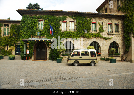 L'Hôtel de la Cité à Carcassonne en France avec un petit van stationné à l'avant pour faciliter les clients Banque D'Images