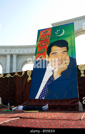 Statue de la personnalité culte Turkmenbashy Turkmenbashi Banque D'Images