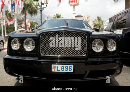 Avant d'une voiture de luxe Bentley noire stationnée à Monaco Monte Carlo Banque D'Images