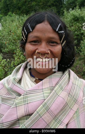 Portrait de femme de la tribu Dongariya Kondh avec anneaux de nez et des cheveux Glisse Banque D'Images