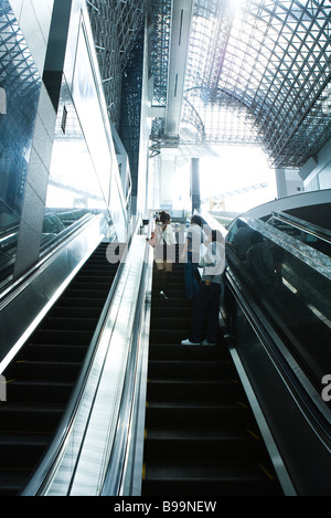 Les gens qui monte escalier, vue arrière Banque D'Images