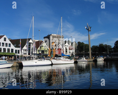 Maisons de charme, cafés et restaurants le long du front de mer dans le port de Stavanger, Norvège Banque D'Images