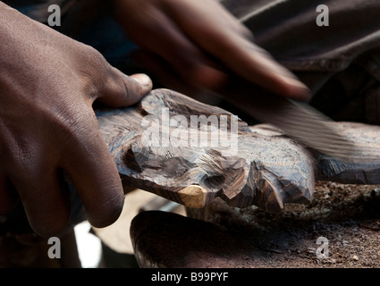 L'Afrique de l'Ouest BAMAKO Mali marché artisanal close up of hands travaillant sur sculpture en bois Banque D'Images