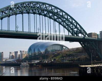 La salle de Concert Sage Gateshead, vu sous le pont Tyne Newcastle du côté de la rivière. Banque D'Images