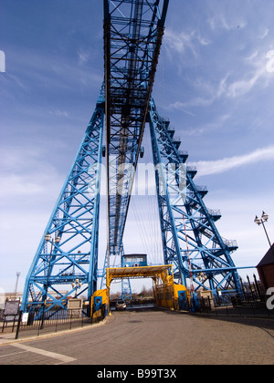 Entrée de la gondole sur le pont transbordeur sur la Rivière Tees à Middlesbrough avec une voiture chargée Banque D'Images