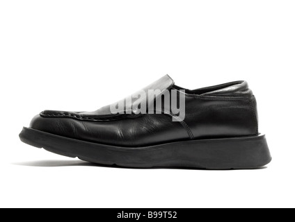 Housse en cuir pour hommes noir sur blanc sur la chaussure backgorund Banque D'Images