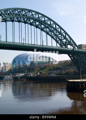 La salle de Concert Sage Gateshead, vu sous le pont Tyne Newcastle du côté de la rivière. Banque D'Images