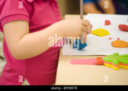 Enfant de la pâte à modeler avec crayon, cropped Banque D'Images