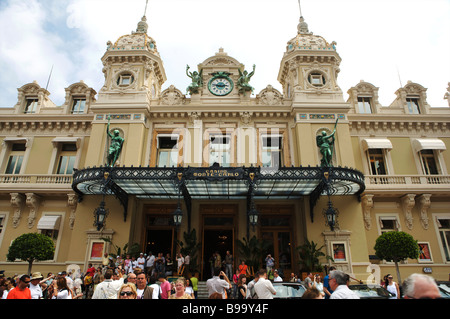 L'Hôtel de Paris par les touristes à l'extérieur en place du Casino Monte Carlo Monaco Banque D'Images