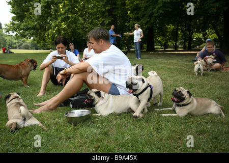 Les gens avec leur carlin dans un parc sur l'île Marguerite à Budapest, Hongrie Banque D'Images