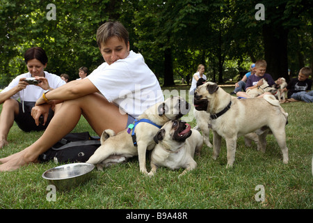 Les gens avec leur carlin dans un parc sur l'île Marguerite à Budapest, Hongrie Banque D'Images