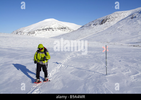 Un randonneur de raquettes dans le Kungsleden suédois, à l'intérieur du cercle arctique, en Suède Banque D'Images