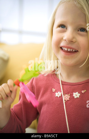 Little girl Playing with toy applaudir, rire Banque D'Images