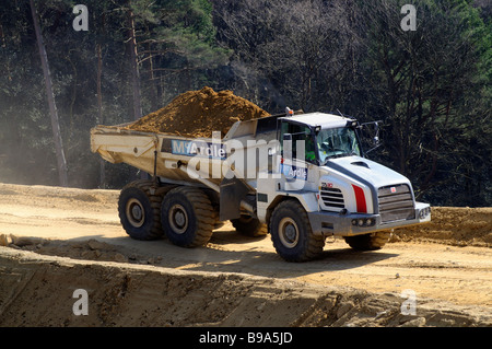 Camion Articulé Terex TA30 passant d'une charge de sable à partir de la construction de deux tunnels sur la route A3 à Hindhead Angleterre Banque D'Images