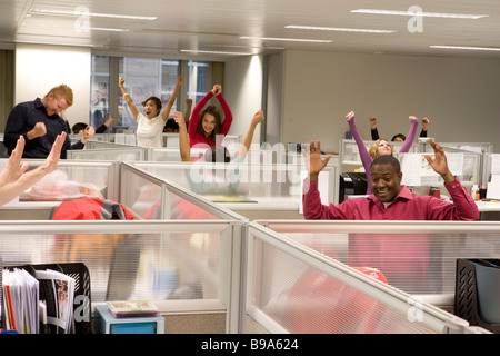 Les travailleurs Co cheering in office Banque D'Images