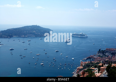 Le port naturel d'Antibes avec un paquebot de croisière dans la photo avec les petits voiliers et un superyacht Banque D'Images