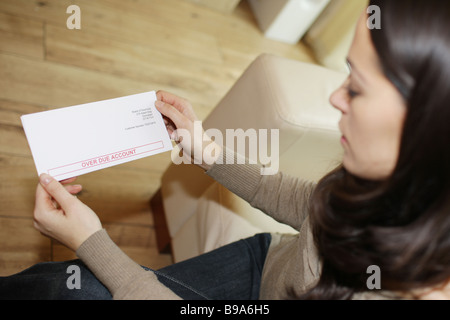 Jeune femme tenant un modèle de loi non publié Banque D'Images