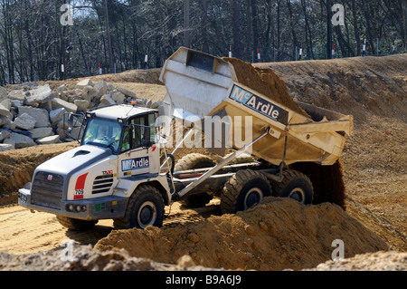 Camion Articulé Terex TA30 passant d'une charge de sable à partir de la construction de deux tunnels sur la route A3 à Hindhead Angleterre Banque D'Images