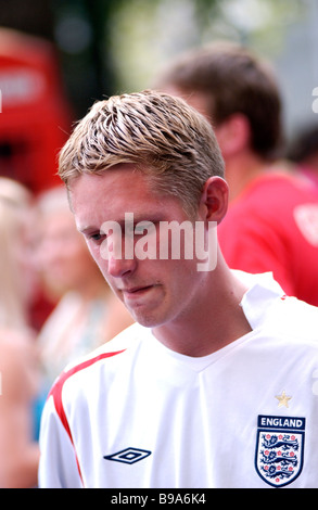 Angleterre football fan amèrement déçu que l'Angleterre perdre au Portugal en un penalty shoot out après prolongation. Coupe du Monde 2006. Banque D'Images