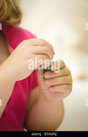 Child's hands holding argile verte Banque D'Images